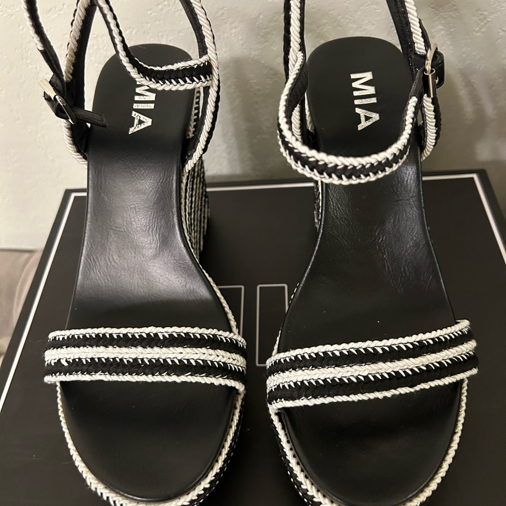 Mia Allda Wedge Women’s Shoe Size 7 Black and White - Picture 2 of 5
